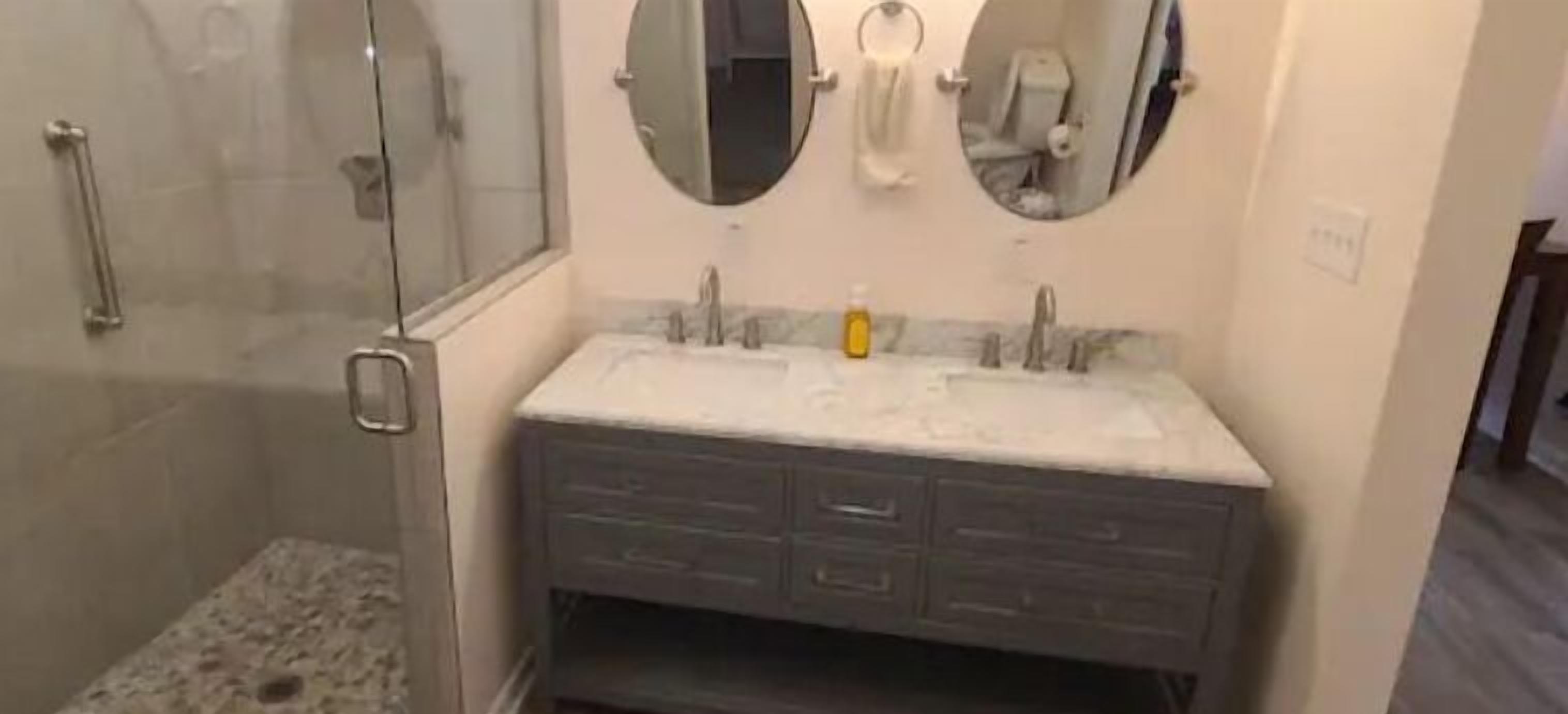 Douche, sèche-cheveux, serviettes fournies, papier toilette