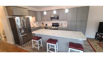 雪櫃、微波爐、焗爐、爐具