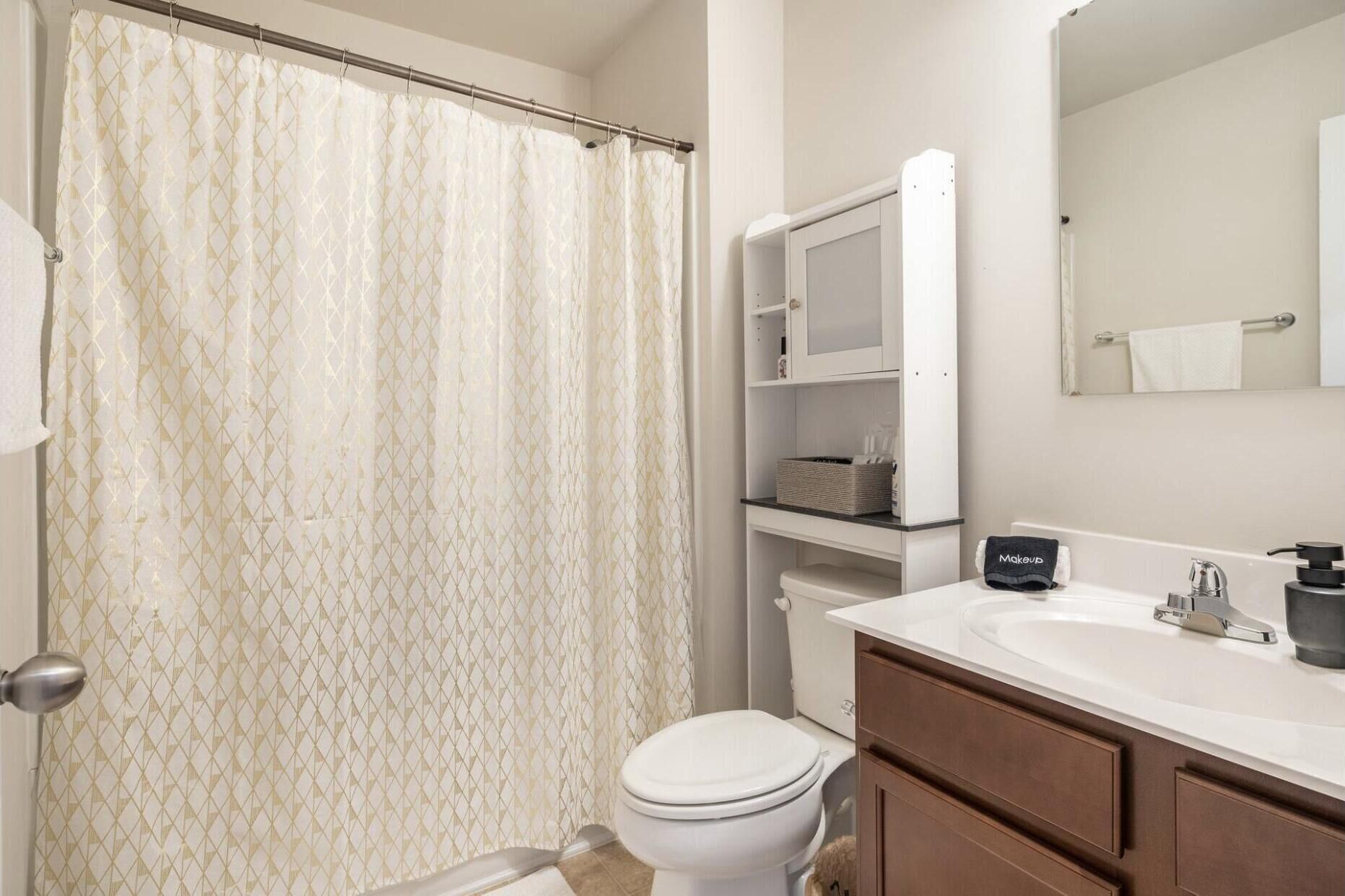 House, 4 Bedrooms | Bathroom | Hair dryer, towels, soap, shampoo