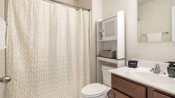 House, 4 Bedrooms | Bathroom | Hair dryer, towels, soap, shampoo