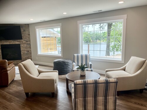 The Lake House - Quiet Lakefront Living!