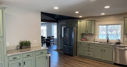 The Lake House - Quiet Lakefront Living!
