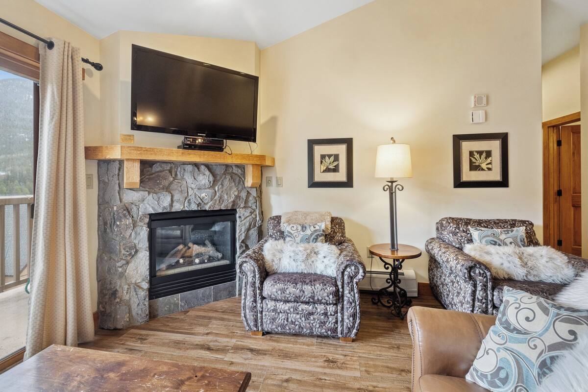 Condo, 3 Bedrooms | Living area | 32-inch flat-screen TV with cable channels, TV