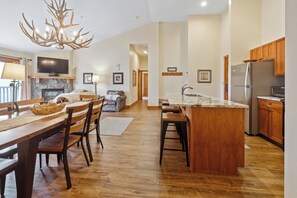 Condo, 3 Bedrooms | Restaurant
