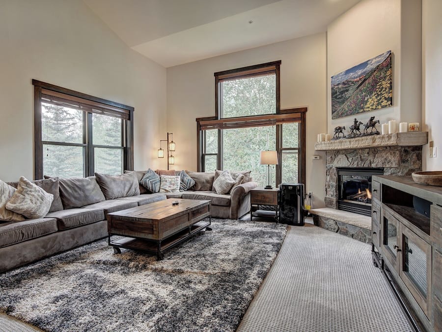 Townhouse, 4 soverom | Oppholdsområde | En 32-tommers Flatskjerm-TV med kabel-kanaler samt TV