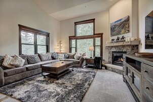 Casa adosada, 4 habitaciones | Zona de estar | Televisión de pantalla plana de 32 pulgadas con canales por cable