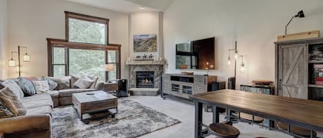 Casa de ciudad, 4 habitaciones | Área de sala de estar | Televisión de pantalla plana de 32 pulgadas con canales por cable