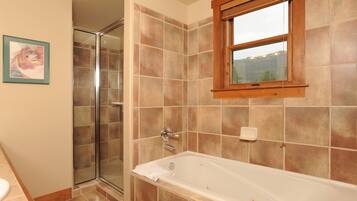 Townhome, 3 Bedrooms | Bathroom | Combined shower/tub, free toiletries, hair dryer, towels