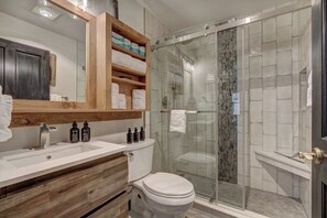 Maison en rangée, 4 chambres | Salle de bain | Ensemble baignoire-douche, articles de toilette (gratuits)