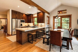 Townhome, 4 Bedrooms | Restaurant