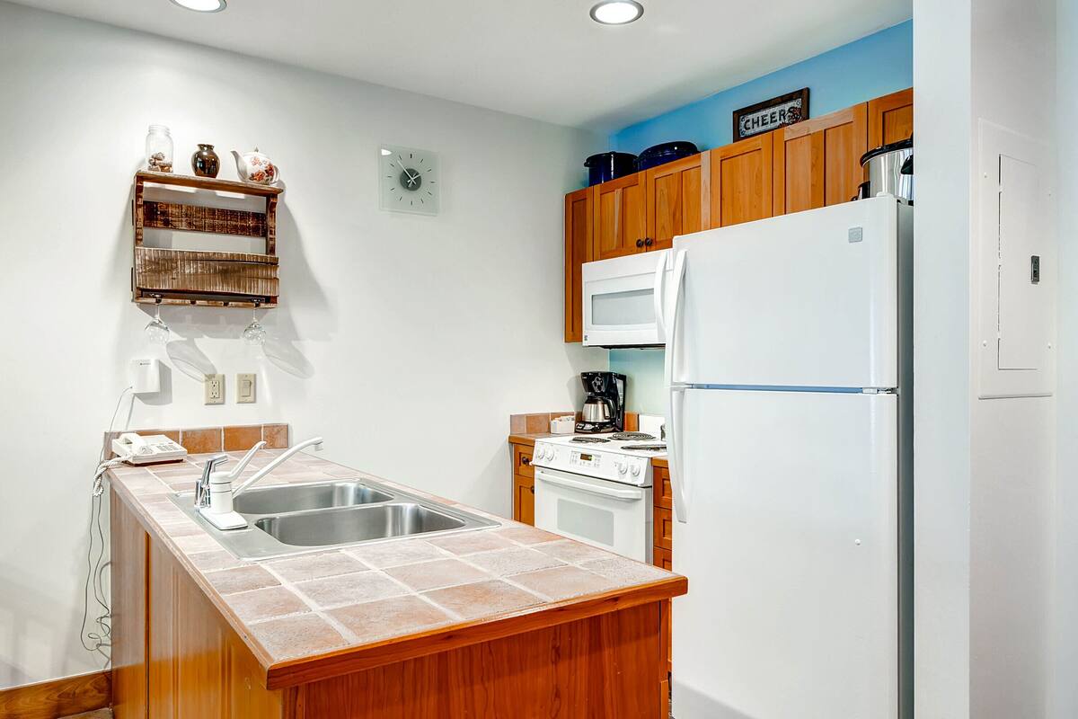 Condo, 1 Bedroom | Dapur peribadi | Peti sejuk/penyejuk beku saiz penuh, ketuhar gelombang mikro, ketuhar 