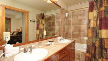 タウンホーム 2 ベッドルーム | バスルーム | シャワー付き浴槽、バスアメニティ (無料)、ヘアドライヤー、タオル