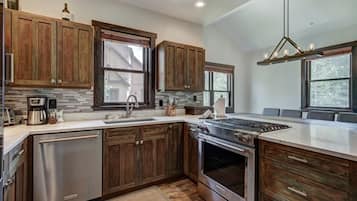 Casa geminada, 4 quartos | Cozinha privada | Geladeira grande, micro-ondas, fogão, cooktop