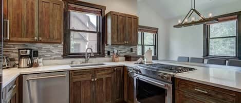 وحدة سكنية متصلة - ٤ غرف نوم | مطبخ خاص | ثلاجة/مجمد بحجم كبير، ميكروويف، فرن، موقد طهي مسطح