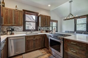 Townhome, 4 Bedrooms | Private kitchen | Full-sized fridge, microwave, oven, stovetop