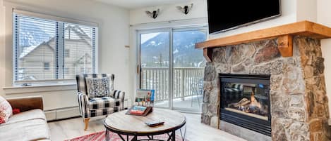 En 32-tommers Flatskjerm-TV med kabel-kanaler samt TV