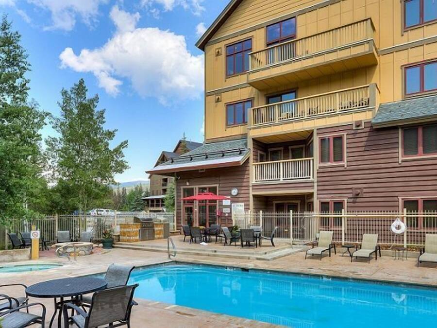 Una piscina al aire libre, una piscina climatizada