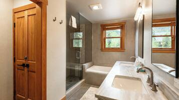 Residenza, 4 camere da letto | Bagno | Combinazione doccia/vasca, set di cortesia gratuito, asciugacapelli