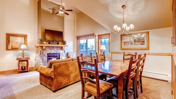 コンドミニアム 1 ベッドルーム (with Murphy Bed) | リビング エリア | 32 インチの薄型テレビ (ケーブル放送視聴可)、テレビ