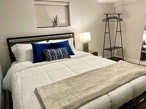 1 chambre, lit avec matelas en mousse à mémoire, bureau