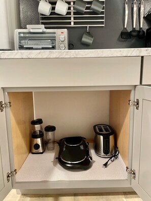 Réfrigérateur, four à micro-ondes, un four, surface de cuisson