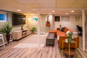 Smart TV, Netflix, streaming services, offices - Immaculate Newly Renovated 1 Bedroom Apt Near NYC (Bergenfield)