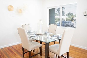 Casa básica, varias camas | Cocina privada | Refrigerador, microondas, parrilla de estufa y lavavajillas 