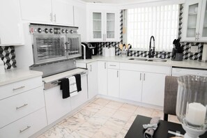 Casa básica, varias camas | Cocina privada | Refrigerador, microondas, parrilla de estufa y lavavajillas 