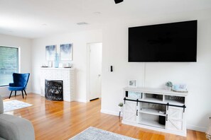 Casa básica, varias camas | Sala de estar | Televisión, chimenea y estéreo 