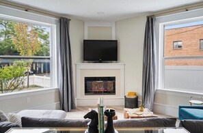 Smart-TV, Kamin, Arbeitsbereiche