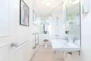 Eenvoudig appartement, 1 kingsize bed | Badkamer | Een bad, een haardroger, handdoeken, zeep