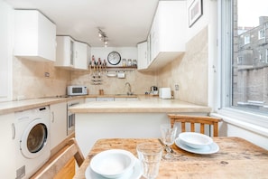 Basic Apartment, 1 King Bed | Private kitchen - Bright Bayswater Apartment (London)