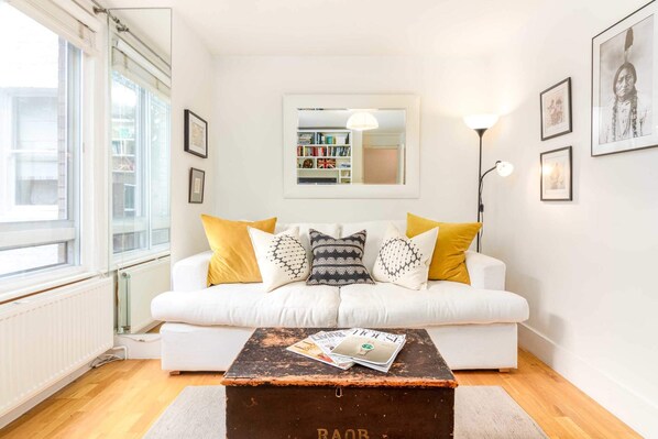 Basic Apartment, 1 King Bed | Living room | TV - Bright Bayswater Apartment (London)