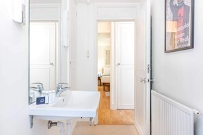 Basic Apartment, 1 King Bed | Bathroom - Bright Bayswater Apartment (London)