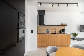 Apartamento básico, 1 cama de casal | Cozinha privada | Geladeira, micro-ondas, fogão, cooktop