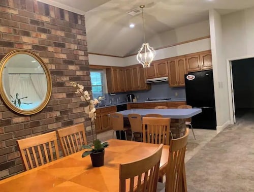 4 bedrooms 2 bathroom with 10  guests city center double kitchen