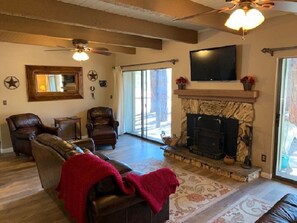 TV, fireplace
