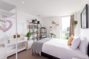 Departamento básico, varias camas | 2 habitaciones, escritorio y espacio para trabajar con laptop