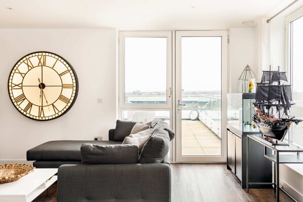 基本公寓, 多張床 | 客廳 | 電視