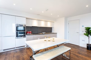 Departamento básico, varias camas | Cocina privada | Refrigerador, horno, parrilla de estufa y lavavajillas