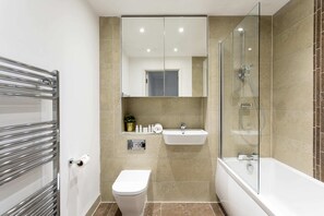 Departamento básico, varias camas | Baño | Toallas, jabón, shampoo, papel de baño