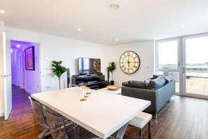 Basic-Apartment, Mehrere Betten | Wohnzimmer