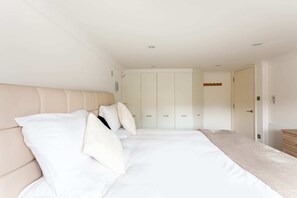 Basic Apartment, 1 King Bed with Sofa bed - Duke of Clarence Duplex (London)