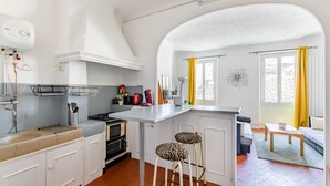 Basic-lejlighed - 1 kingsize-seng med sovesofa | Privat køkken | Køleskab, mikrobølgeovn, ovn, kogeplade