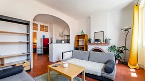 Basic-lejlighed - 1 kingsize-seng med sovesofa | Opholdsområde | Tv