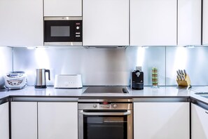 Apartament | Cuina privada | Una taula de menjador 