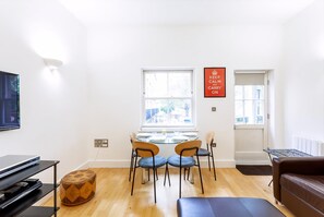Living room - Bright & Comfortable Angel Apartment (London)