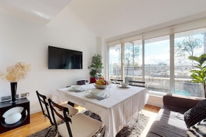 Lägenhet Basic - 1 dubbelsäng med bäddsoffa | Eget kök | Kylskåp, mikrovågsugn, ugn och spishäll