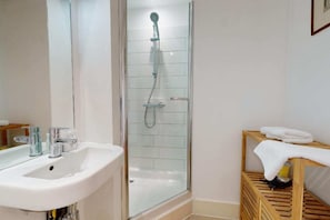 Departamento básico, 1 cama matrimonial y sofá cama | Baño | Toallas, jabón, shampoo, papel de baño 