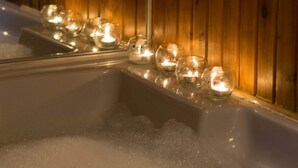 Basic Apartment, 1 King Bed | Bathroom | Bathtub - Bright and Cozy Clapham Nest (London)